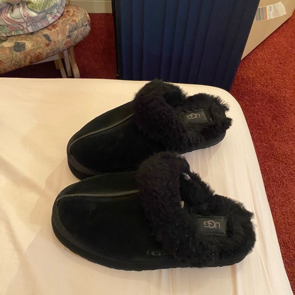 UGG Slippers - Picture 1 of 4